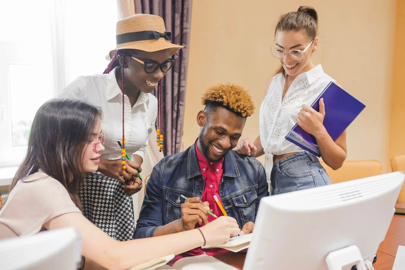 Fröhlich zusammenarbeitende Jugendliche
